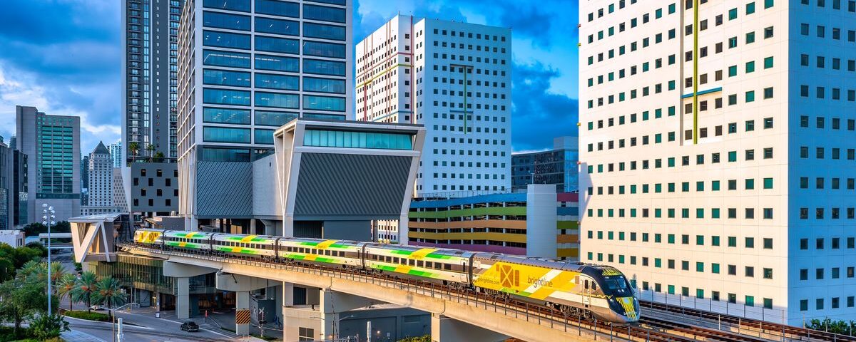 Brightline y Discover the World forjan una asociación estratégica