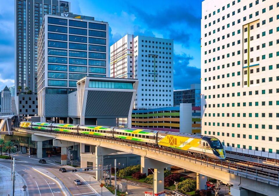 Brightline y Discover the World forjan una asociación estratégica