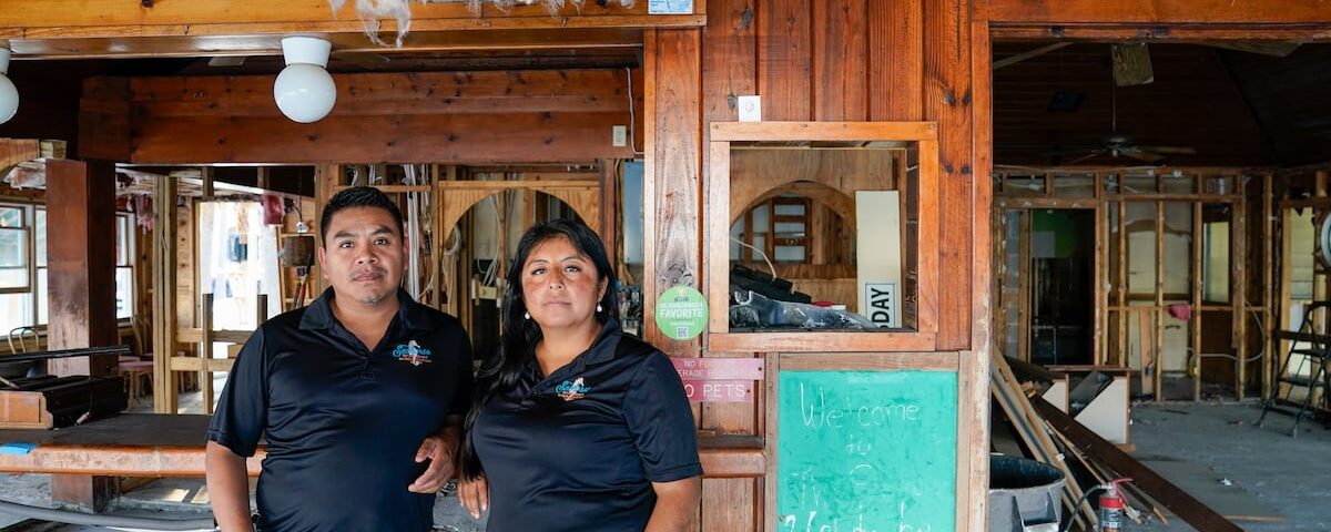 6 meses después de los huracanes, los restaurantes de la playa son con cautela a la gente