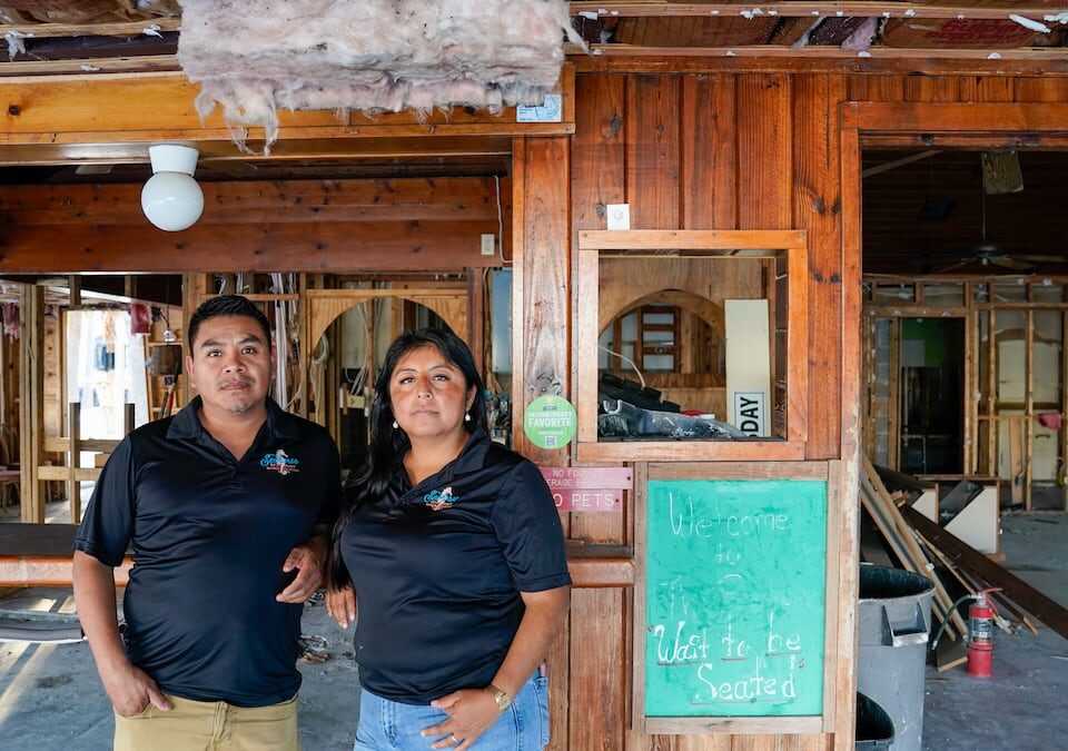 6 meses después de los huracanes, los restaurantes de la playa son con cautela a la gente
