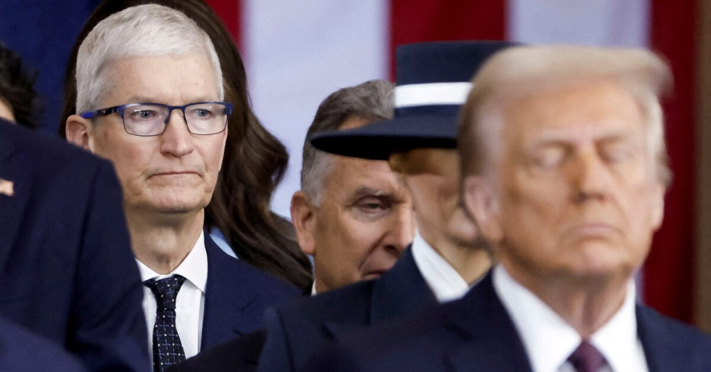 Donald Trump no quiere que Apple fabrique en la India: “Tuve un pequeño problema con Tim Cook”