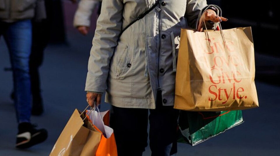 Los salarios frenan su recuperación y el consumo se resiente: qué esperan los analistas para lo que queda del año