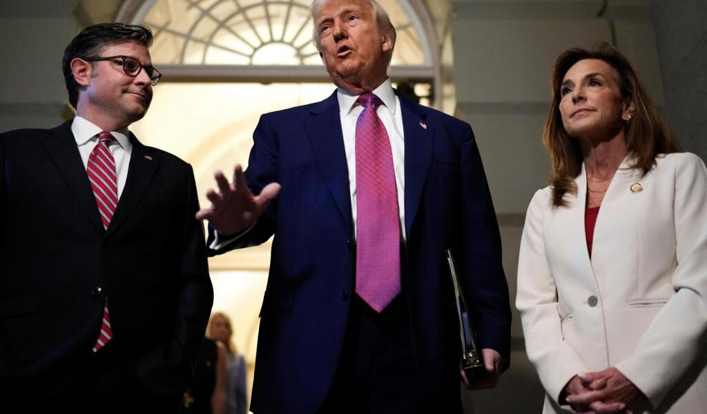 El Partido Republicano de la Cámara de Representantes con el proyecto de ley de recortes de impuestos de Trump, pero un nuevo informe dice que se sumará al déficit