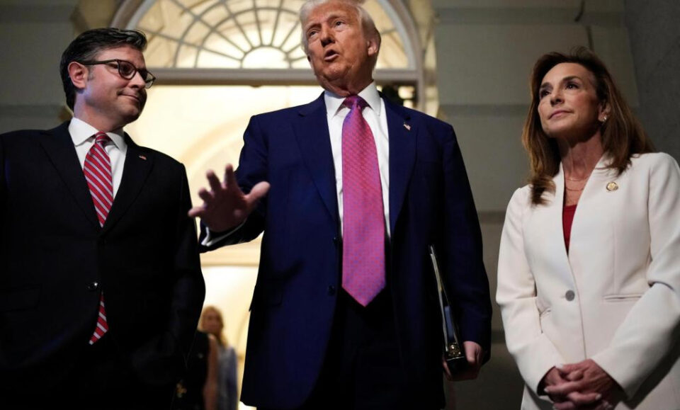 El Partido Republicano de la Cámara de Representantes con el proyecto de ley de recortes de impuestos de Trump, pero un nuevo informe dice que se sumará al déficit