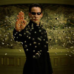 Es casi imposible de ver al momento, pero ‘Matrix’ esconde mensajes en las matrículas de los coches