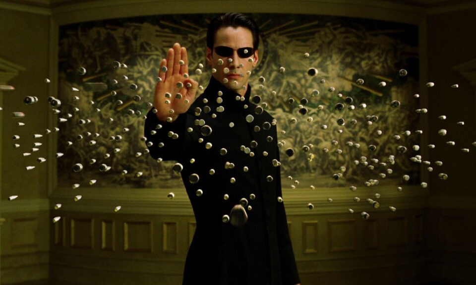 Es casi imposible de ver al momento, pero ‘Matrix’ esconde mensajes en las matrículas de los coches