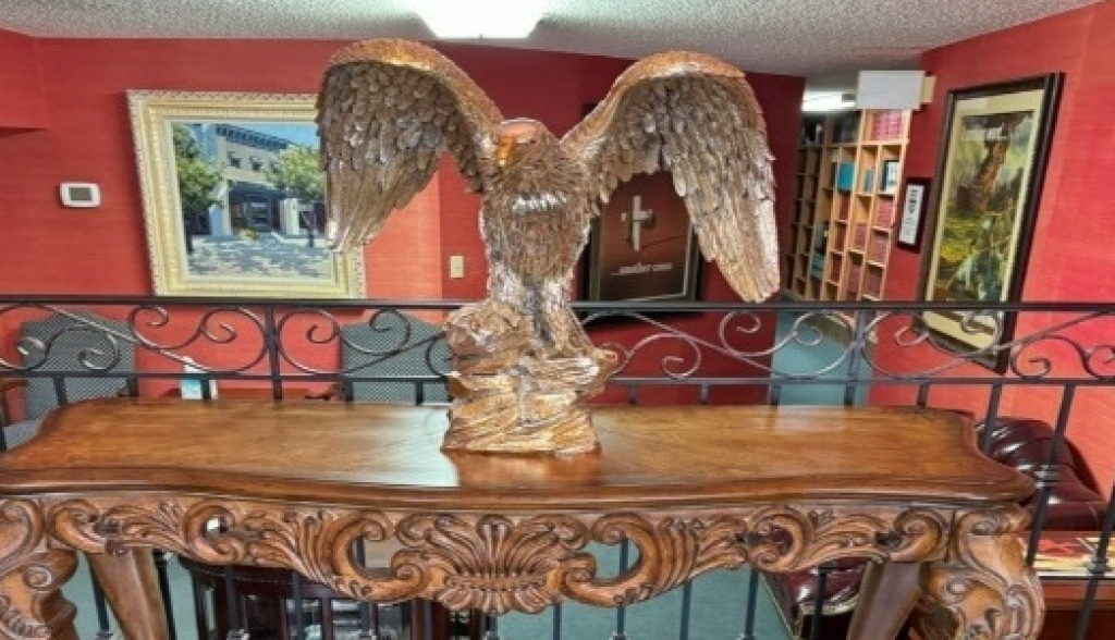 ¿Has visto esta estatua de Bronze Eagle que falta en el centro de Orlando?