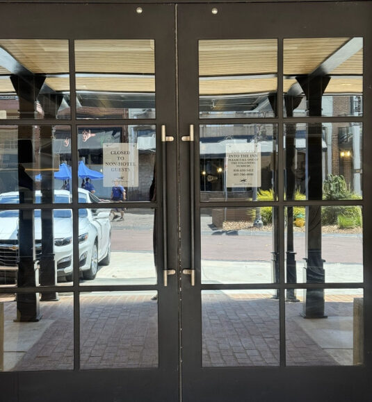 En este hotel Tallahassee, el público no está invitado. Los asesores de DeSantis son.