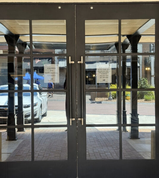 En este hotel Tallahassee, el público no está invitado. Los asesores de DeSantis son.