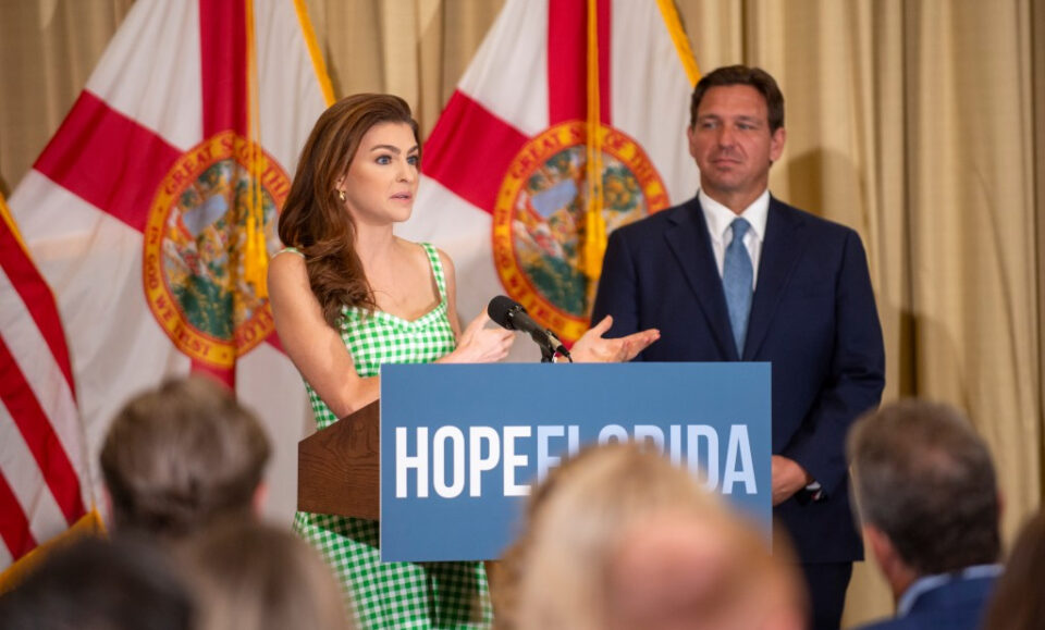 Hope Florida Foundation Pagado Mujer que luego publicó video alabando a la caridad