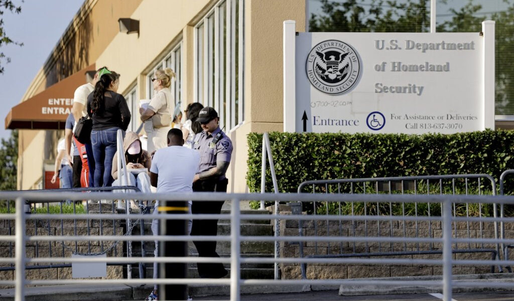 Un juez bloqueó la ley de inmigración de Florida. La policía arrestó a 25 de todos modos