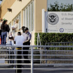 Un juez bloqueó la ley de inmigración de Florida. La policía arrestó a 25 de todos modos