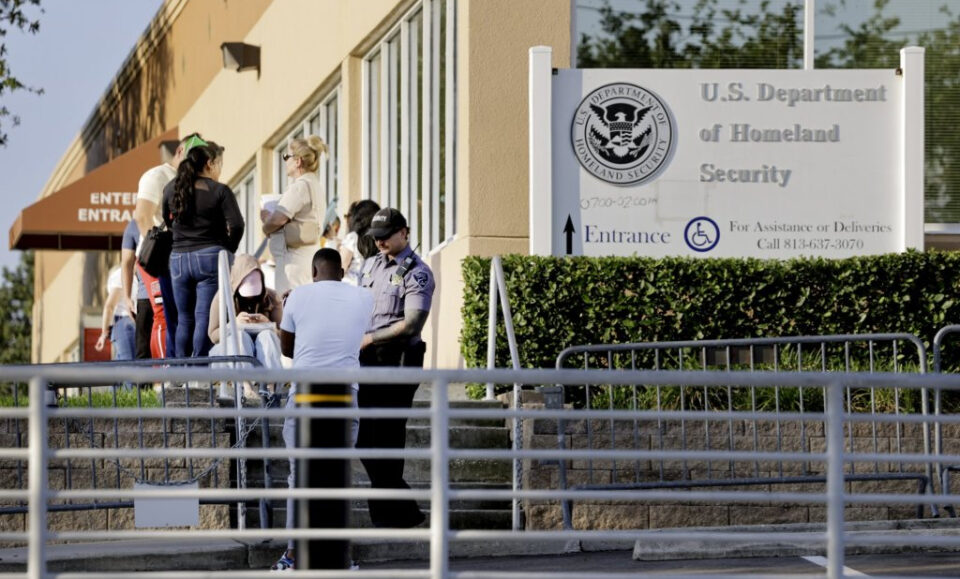 Un juez bloqueó la ley de inmigración de Florida. La policía arrestó a 25 de todos modos