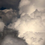 Qué es el fenómeno de “succión de nubes” que puso en más alto riesgo a este parapentista chino