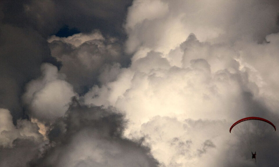 Qué es el fenómeno de “succión de nubes” que puso en más alto riesgo a este parapentista chino