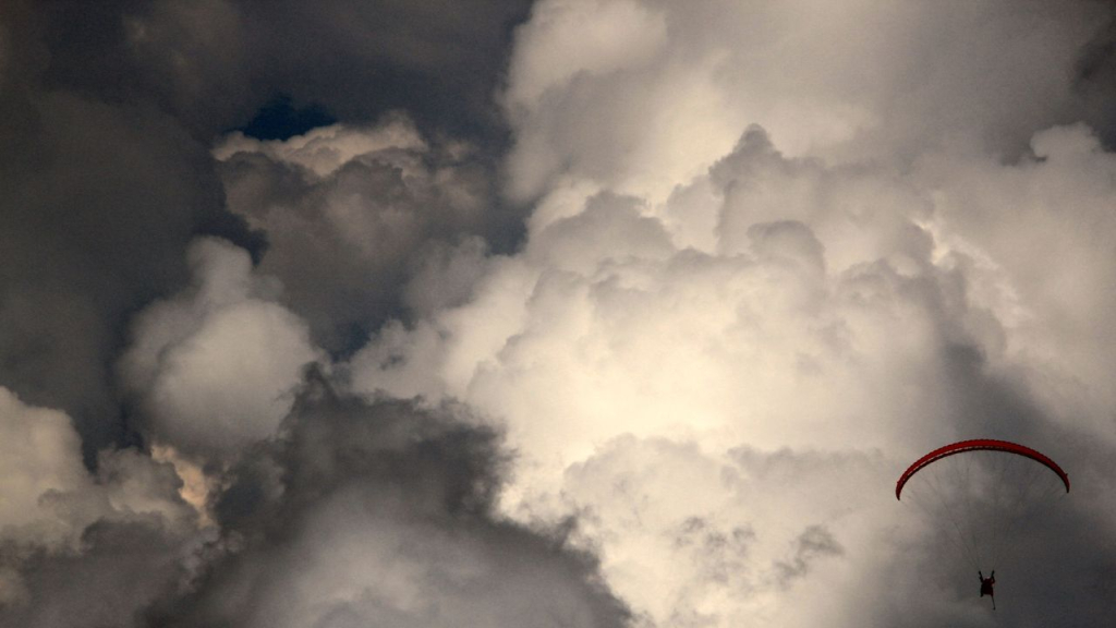 Qué es el fenómeno de “succión de nubes” que puso en más alto riesgo a este parapentista chino