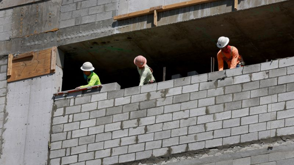Arrestan a más de 100 personas en “operación de control” migratorio en un sitio de construcción en Florida, según HSI | CNN