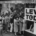 Puede parecer extraño ver un soldado con vaqueros Levi 501, pero está más cerca de la realidad que el típico traje de camuflaje