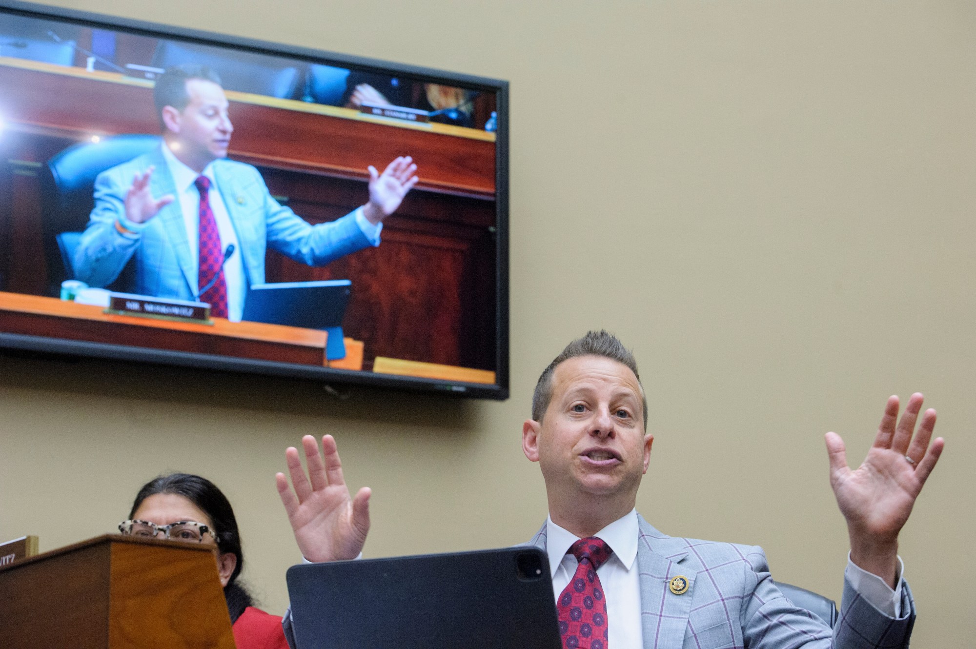 El representante estadounidense Jared Moskowitz, un demócrata del condado de Broward-Palm Beach, y ex director estatal de gestión de emergencias y ejecutivo de la compañía de gestión de desastres, advierte que FEMA está en el camino hacia el fracaso durante el verano de 2025 (AP Photo/Rod Lamkey, Jr.)