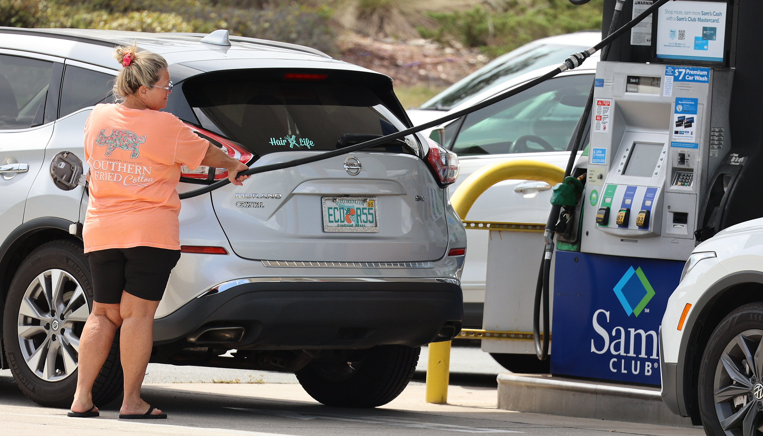Los clientes bombean gas en Sam's Club en las aldeas el lunes 28 de agosto de 2023, en preparación para el huracán Idalia, que llegaría a la costa oeste de Florida. (Stephen M. Dowell/Orlando Sentinel)