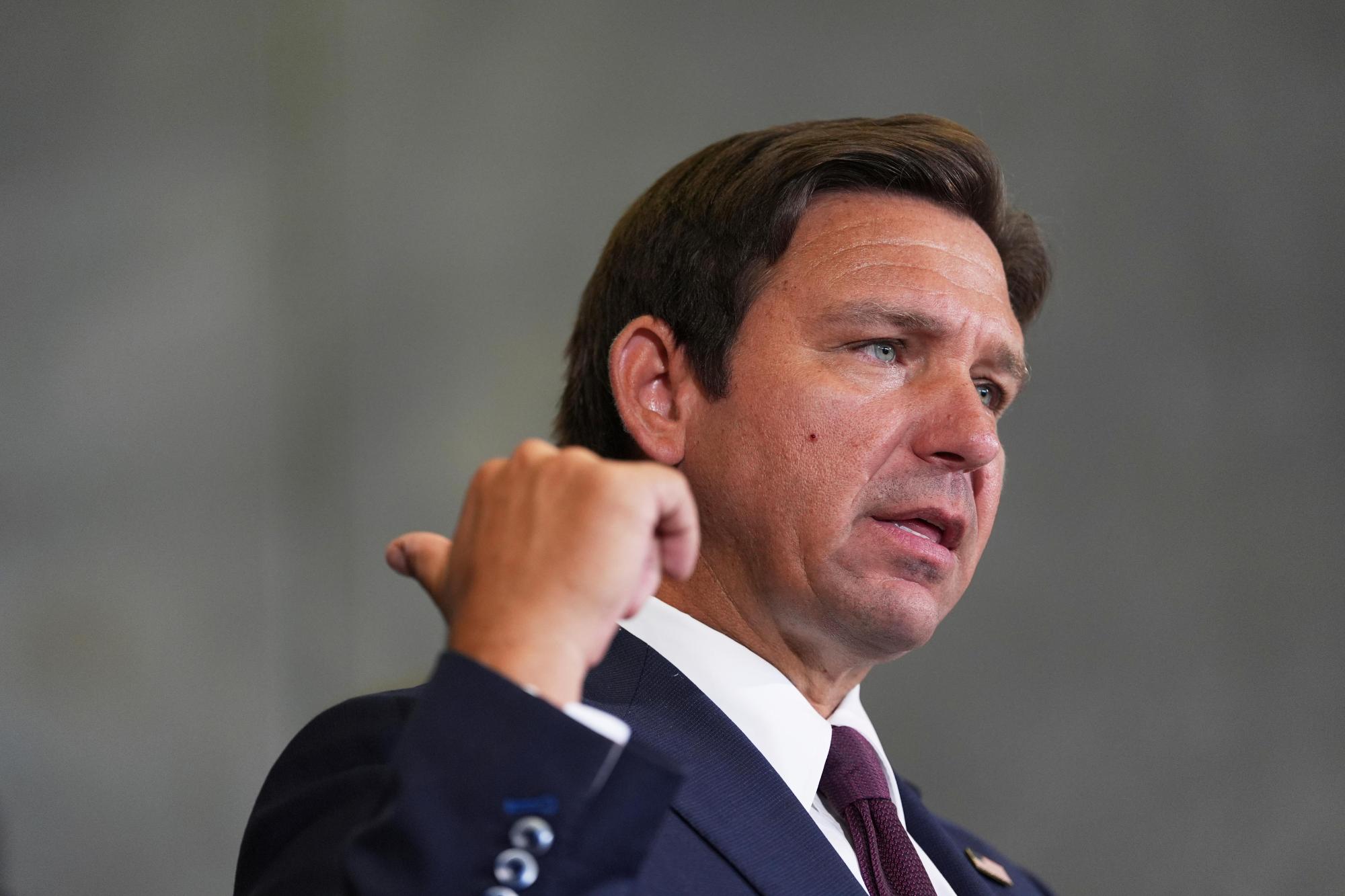 El gobernador Ron DeSantis dice que cree que se habla de un candidato independiente o de terceros para Govenror el próximo año porque los demócratas de Florida son 