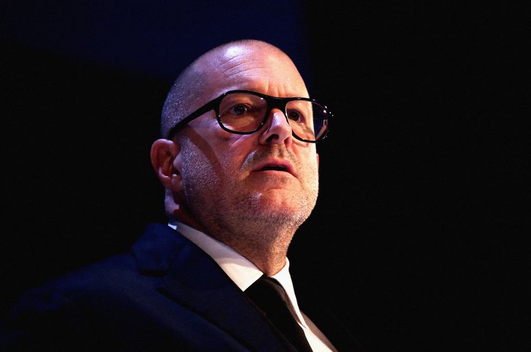 Jony Ive presenta el premio Fashion Icon en el escenario durante los Fashion Awards 2019 celebrados en el Royal Albert Hall de Londres.