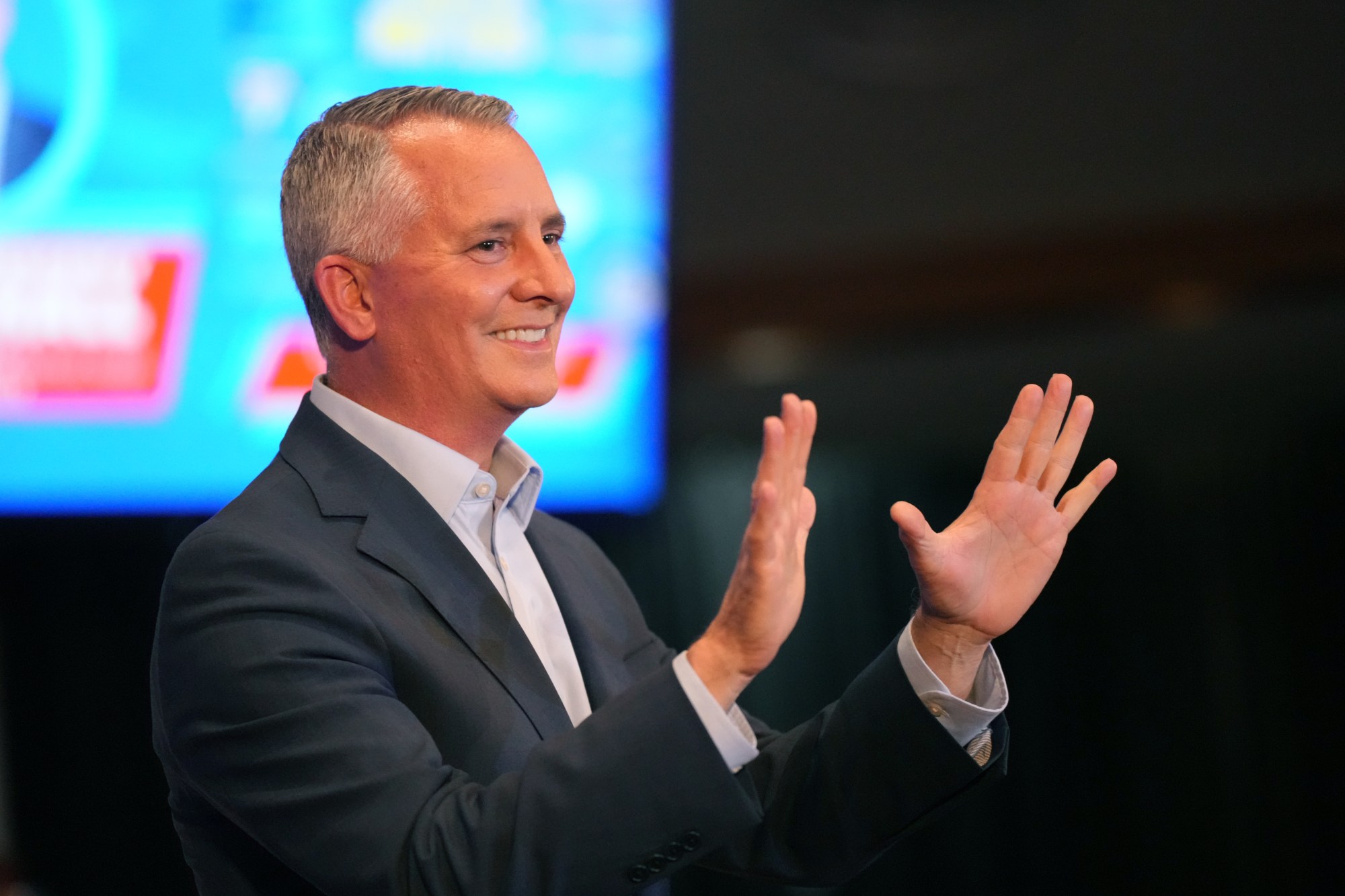 David Jolly, ex miembro republicano del Congreso del condado de Pinellas, ahora un comentarista demócrata y actual de MSNBC, asiste a una reunión del ayuntamiento en la Iglesia Metodista Unida en Plantation el miércoles 30 de abril de 2025. (Jim Rassol/contribuyente)