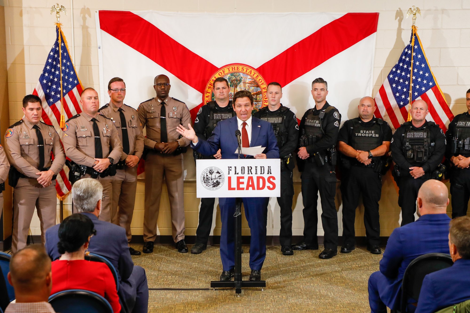 El gobernador Ron DeSantis habla sobre la aplicación de inmigración del estado durante una conferencia de prensa en la sede de Tampa de la Patrulla de Carreteras de Florida. Los soldados estatales hicieron la gran mayoría de los arrestos de inmigración después de que un juez bloqueó la ley de Florida. (Jefferee Woo/Tampa Bay Times)