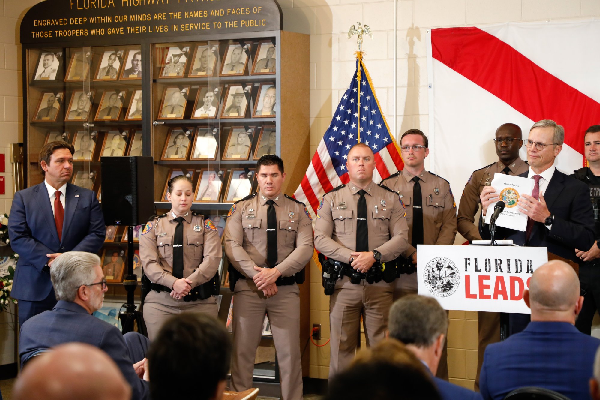 Larry Keefe, directora ejecutiva de la Junta Estatal de Control de Inmigración de Florida, a la derecha, habla en una conferencia de prensa con el gobernador Ron DeSantis y miembros de la Patrulla de Carreteras de Florida. (Jefferee Woo/Tampa Bay Times)