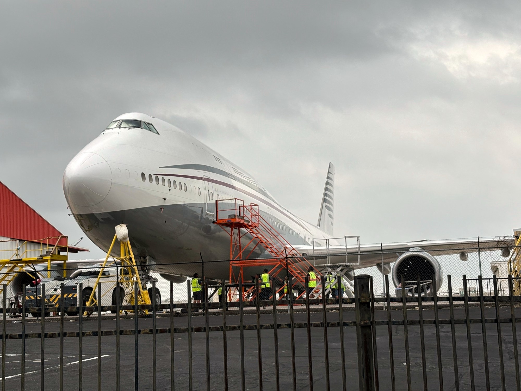 Un Boeing 747 con el esquema de color de los aviones utilizados por la familia Royal Qatar se ve el viernes 2 de mayo de 2025 en el Aeropuerto Internacional de San Antonio en San Antonio, Texas. El presidente Donald Trump dijo esta semana que quiere aceptar el avión de $ 400 millones, y que luego sería donado a una biblioteca presidencial. (Brandon Lingle/The San Antonio Express-News a través de AP)