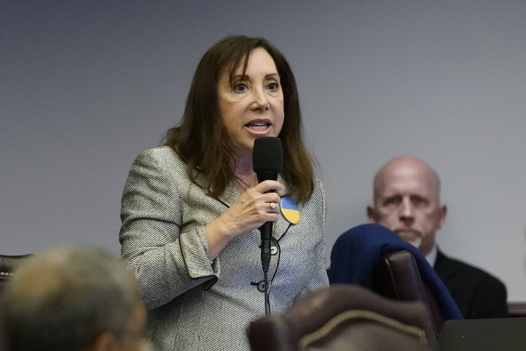 El senador estatal Lori Berman habla durante una sesión legislativa en el Capitolio del Estado de Florida el 7 de marzo de 2022 en Tallahassee. El demócrata del condado de Palm Beach fue elegido por sus colegas para servir como líder de la minoría del Senado el 24 de abril de 2025, hasta las elecciones de 2026. (Wilfredo Lee/Associated Press)