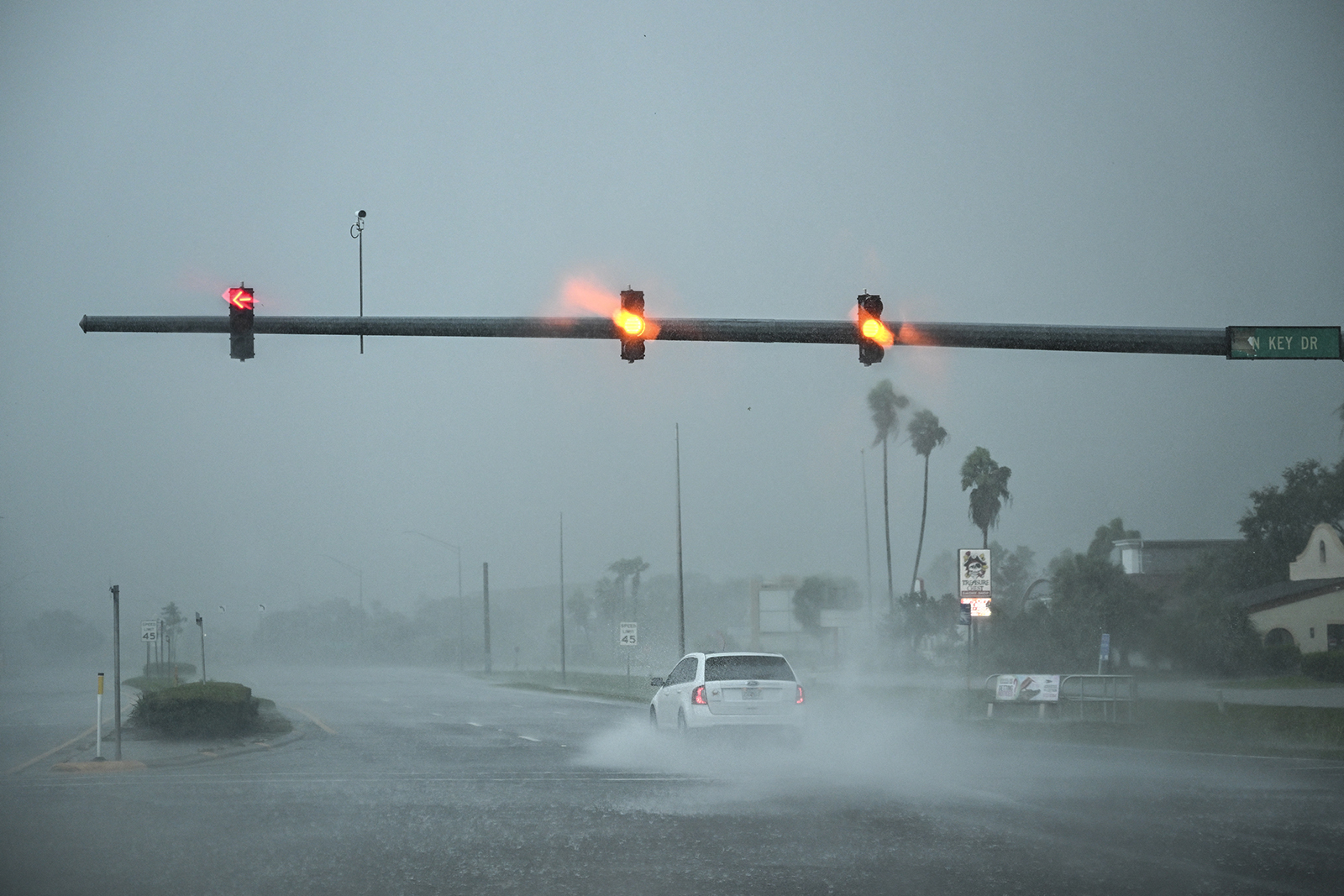 Un automóvil conduce a través de la fuerte lluvia en Fort Myers el 9 de octubre de 2024, a medida que se acerca el huracán Milton. (Chandan Khanna/AFP a través de Getty Images)