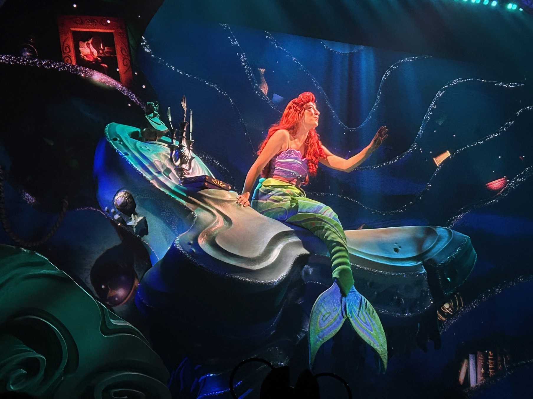 Nuevo espectáculo en el escenario en Disney's Hollywood Studios. Ariel se sienta entre sus posesiones durante 