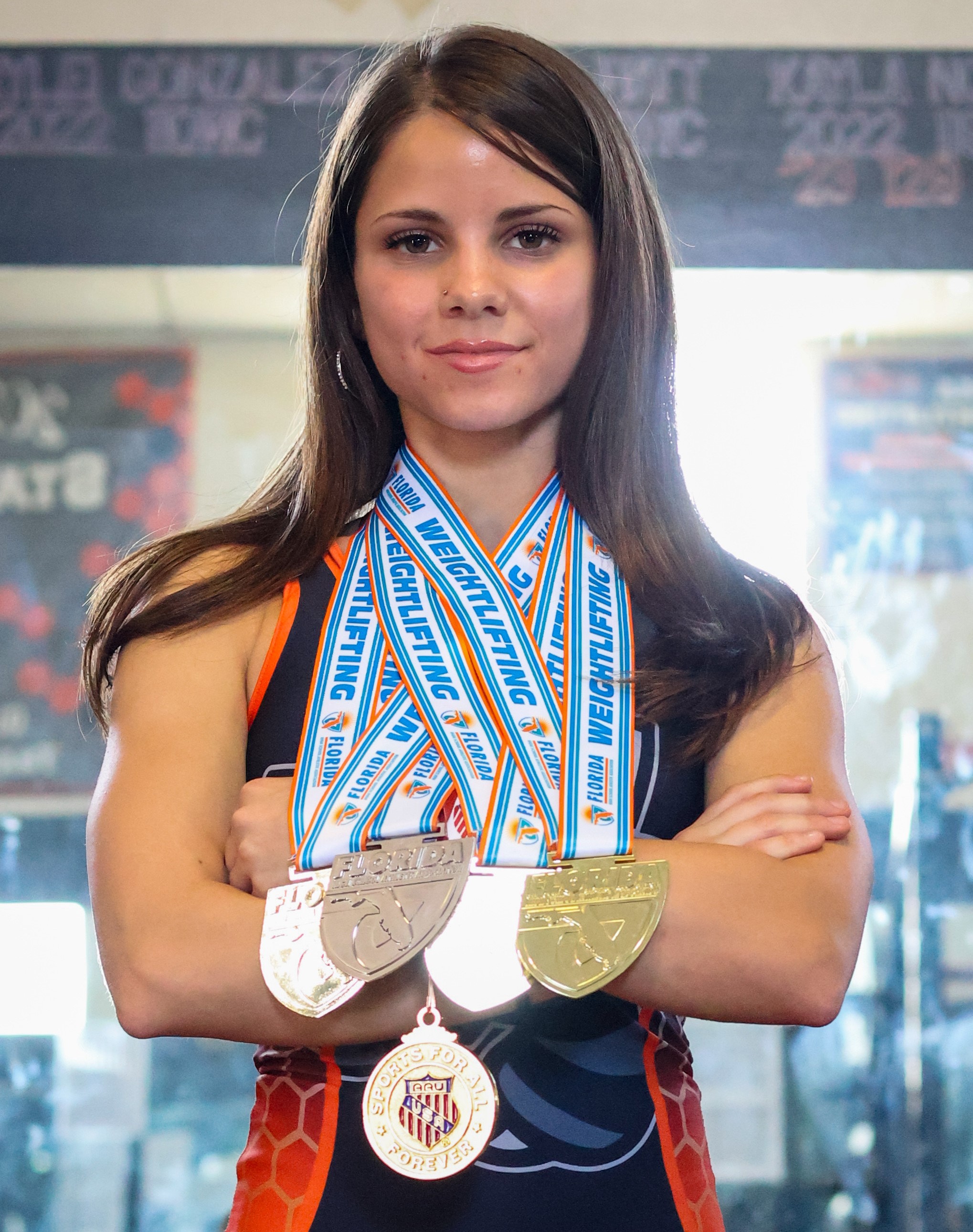 Leesburg Senior Mileya LeBron-Escudero recolectó tres medallas de oro individuales y tres Golds del equipo en sus temporadas senior de levantamiento de pesas de niñas junior y senior. (Cortesía de Jeanelle Henderson, Azaliasphotos).