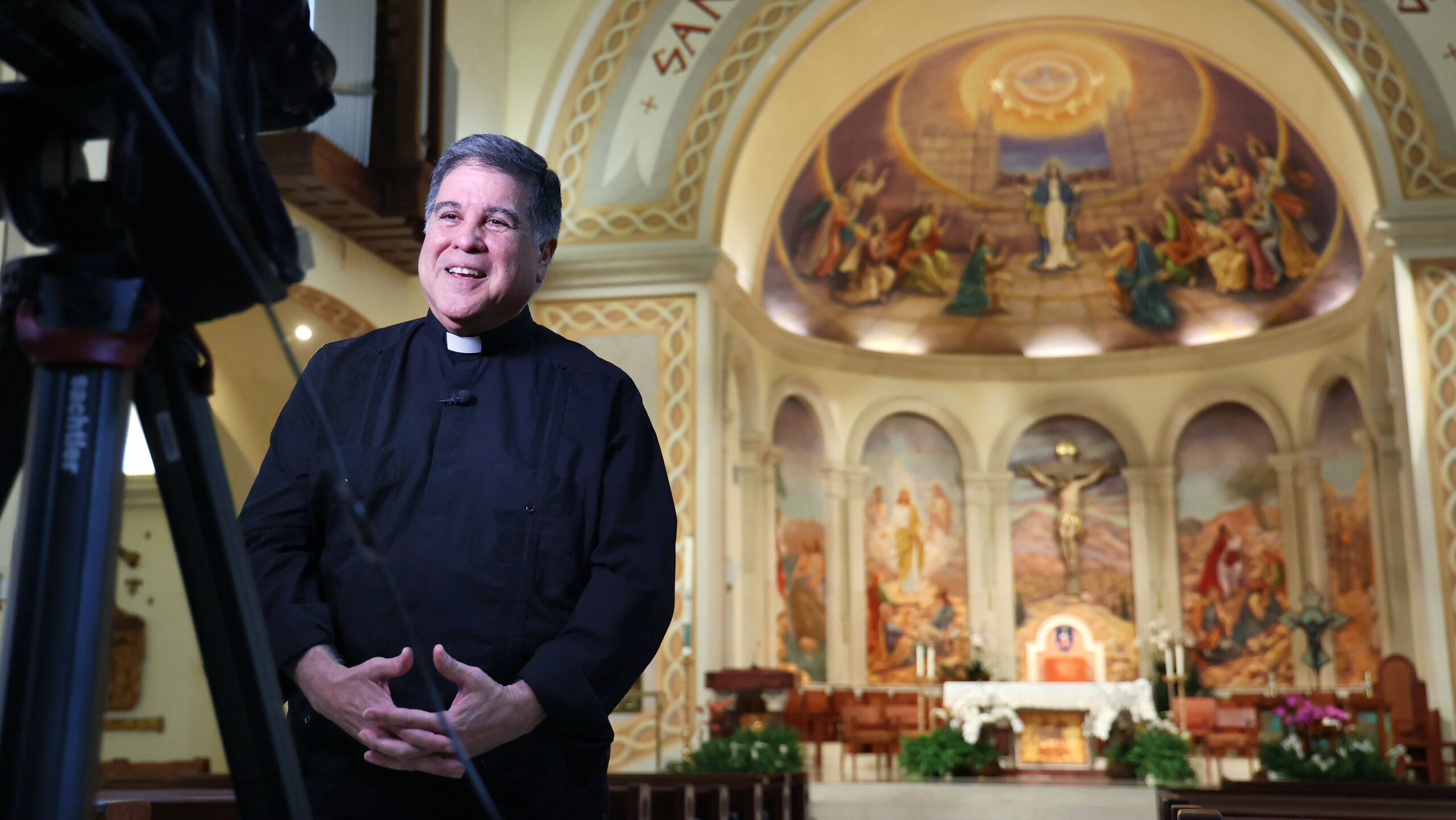 El padre Miguel González ofrece una entrevista en vivo en la Catedral de St. James en el centro de Orlando después de la noticia de que el cardenal nacido en Estados Unidos Robert Prevost fue elegido para ser el próximo Papa, el jueves 8 de mayo de 2025. Prevost es el primer pontífice estadounidense en la historia. (Joe Burbank/Orlando Sentinel)