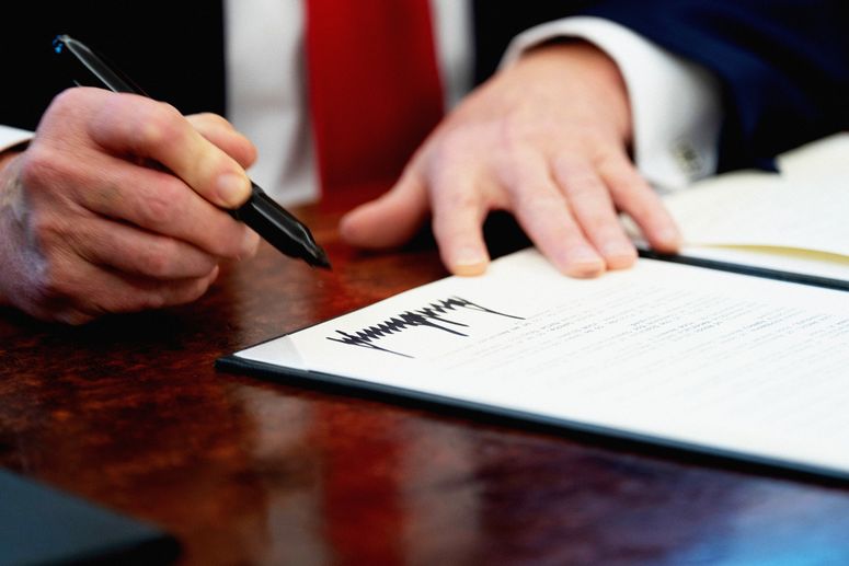 El presidente de Estados Unidos, Donald Trump, firma una orden ejecutiva durante una ceremonia en el Despacho Oval de la Casa Blanca en Washington DC. 