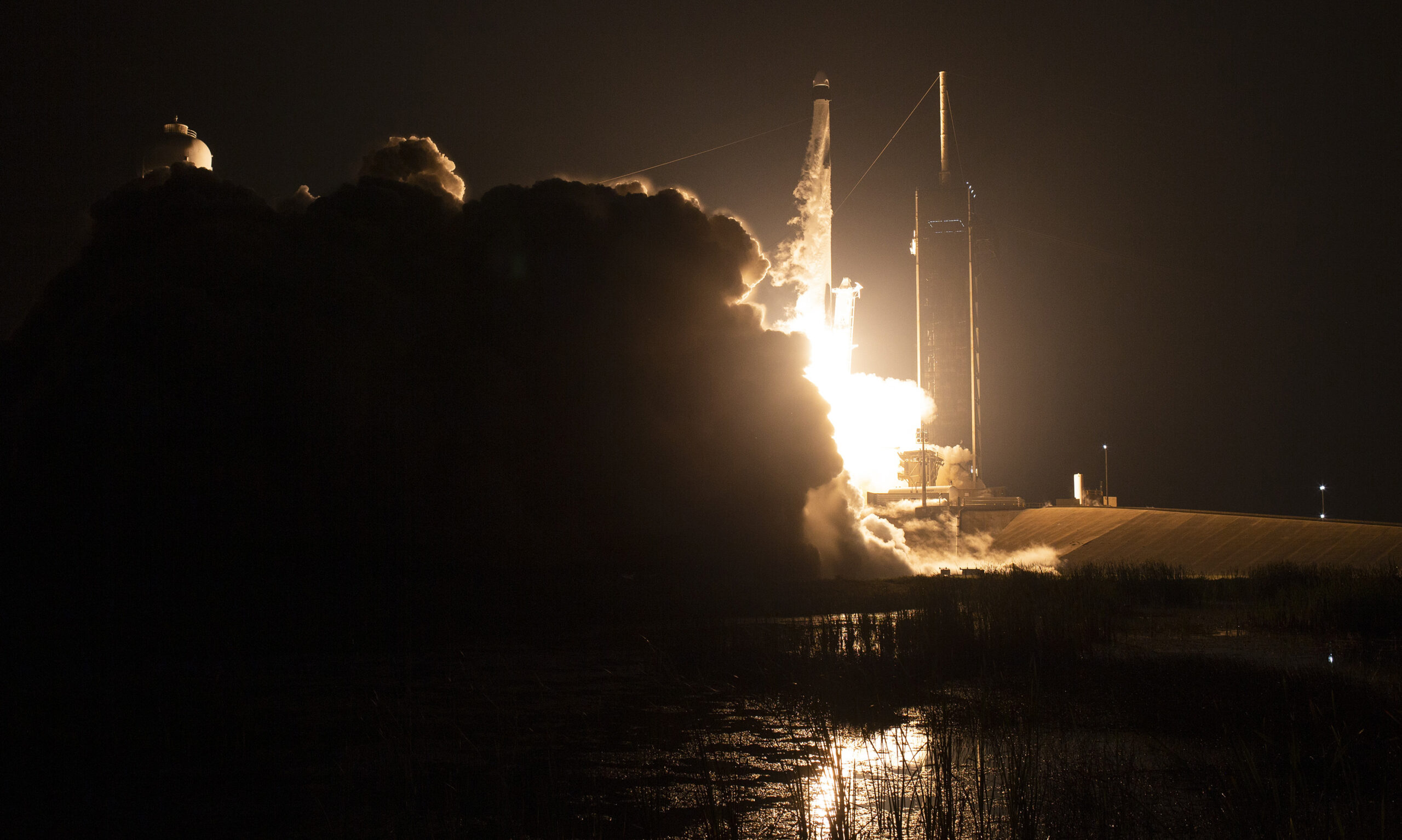 Un cohete SpaceX Falcon 9 que transporta la nave espacial Dragon de la compañía se lanza en la misión SpaceX Crew-6 de la NASA a la Estación Espacial Internacional el jueves 2 de marzo de 2023, en el Centro Espacial Kennedy de la NASA en Florida.