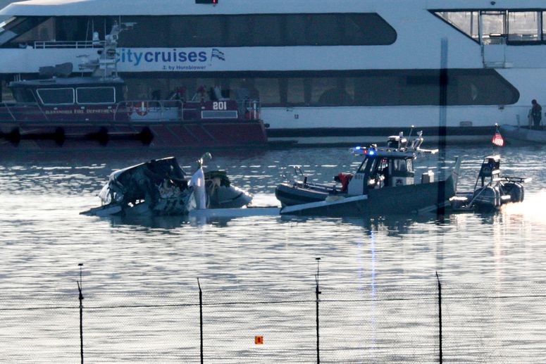 Unidades de respuesta a emergencias buscan en el lugar del accidente del avión de American Airlines en el río Potomac después de que el avión se estrellara en la aproximación al Aeropuerto Nacional Reagan el 30 de enero de 2025, en Arlington, Virginia.