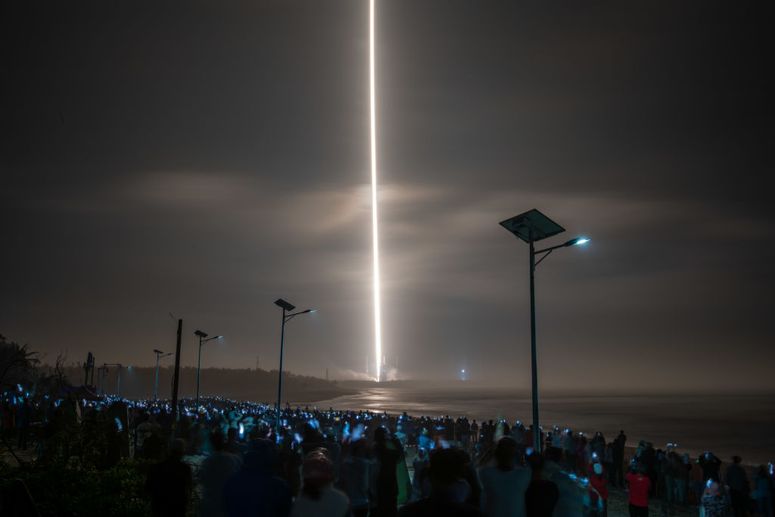  El cohete Long March-8 Y6 de China transportando satélites a la órbita baja de la Tierra.