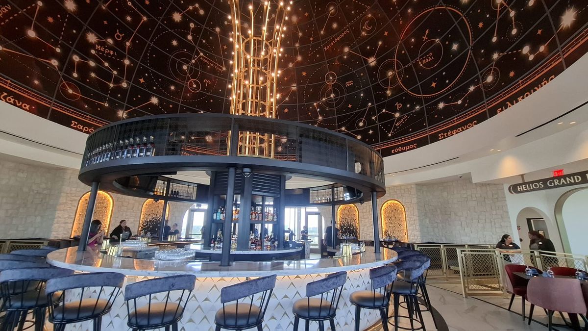 El hotel Helios es el primero en encontrarse dentro de un parque temático y cuenta con un fabuloso bar en la terraza con increíbles vistas del complejo.