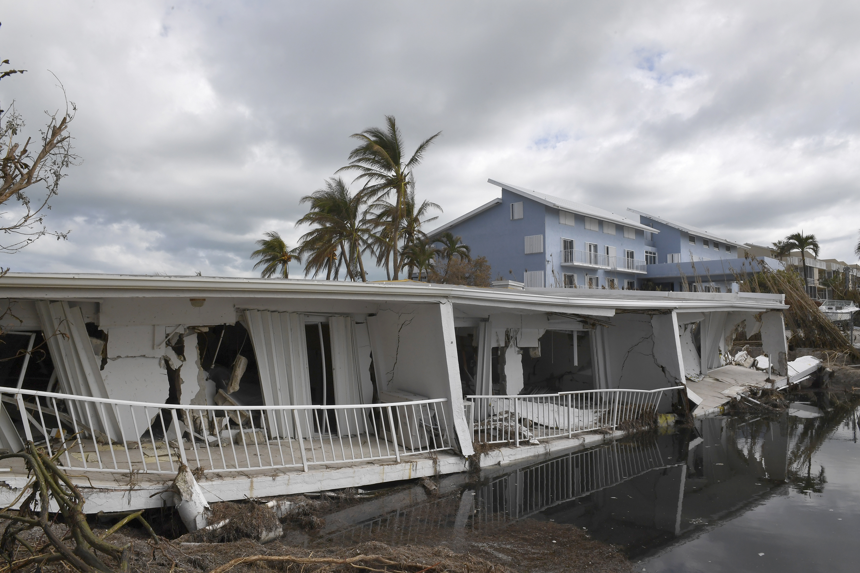 Una estructura multifamiliar de zancas de dos pisos en el condado de Monroe tenía su base barrida por la fuerza del huracán Irma Tormentina en 2017 (archivo Sun Sentinel)