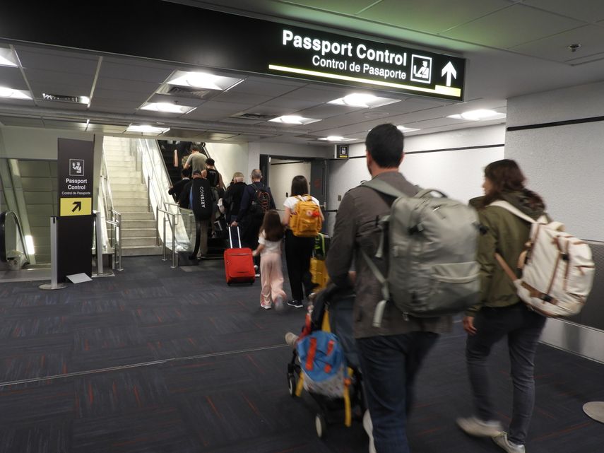 Los pasajeros procedentes de Europa utilizan escalera mecánica nueva. 
