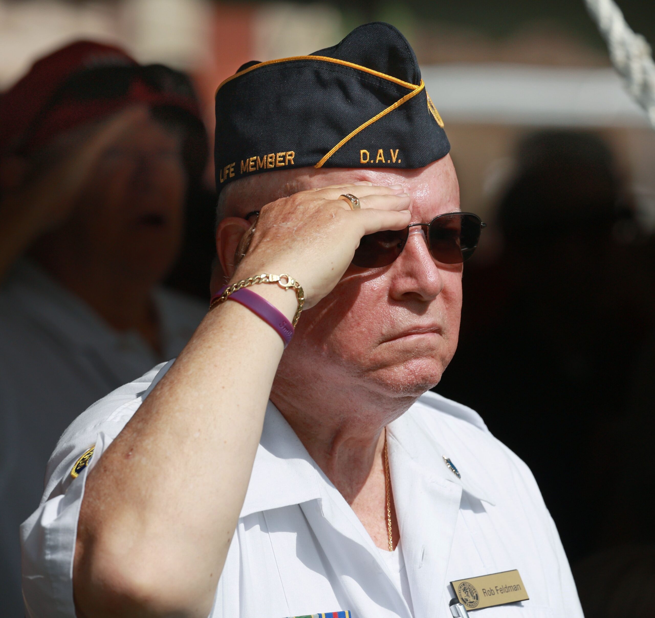 Rob Feldman de Discapsed American Veterans Capítulo 16 Saluda durante el 71º Servicio Anual del Día de los Memoriales Woodlawn en el cementerio en Gotha, lunes 31 de mayo de 2021. El sheriff del condado de Orange, John Mina, y el coronel del ejército de los EE. UU. Calvin Wimbish, un oficial de fuerzas especiales retiradas de Orlando, entregó comentarios a varios cientos de veteranos, militares activos y huéspedes. La banda de conciertos de Orlando interpretó Medleys of Patrictic Tunes. (Joe Burbank/Orlando Sentinel)