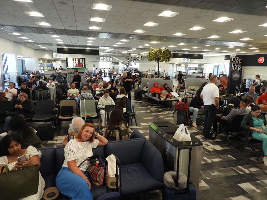Pasajeros esperan su vuelo en la remodelada Sala E.  