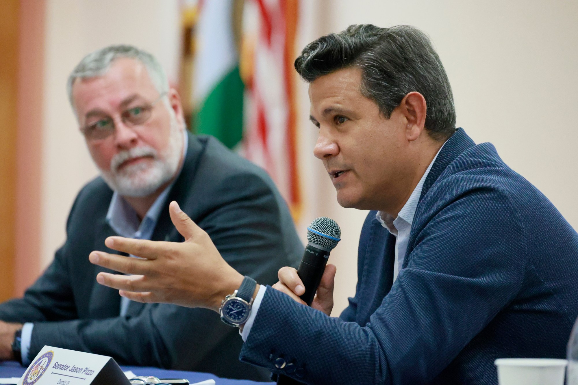 El senador estatal Jason Pizzo, gesticulando mientras el presidente del Senado Ben Albritton observa, dice que se postulará para gobernador de Florida en 2026 como un candidato independiente sin afiliación de ningún partido. (Mike Stocker/South Florida Sun Sentinel)