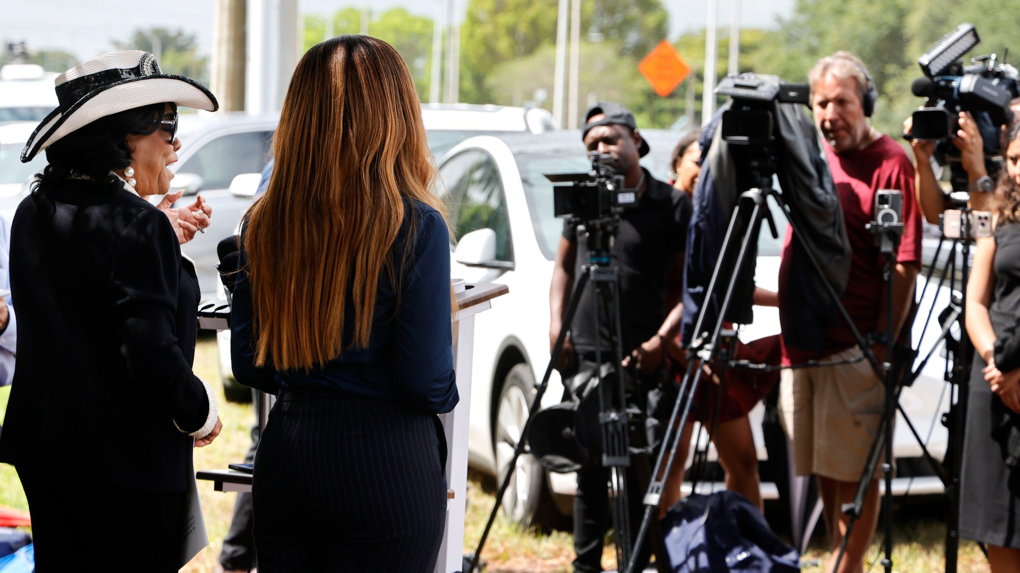 Los representantes estadounidenses Frederica Wilson, a la izquierda, y Sheila Cherfilus-McCormick hablan después de visitar el Centro de Transición Ice Broward en Pompano Beach el viernes 2 de mayo de 2025. La visita fue impulsada por la muerte de la detención Marie Blaise. (Carline Jean/South Florida Sun Sentinel)