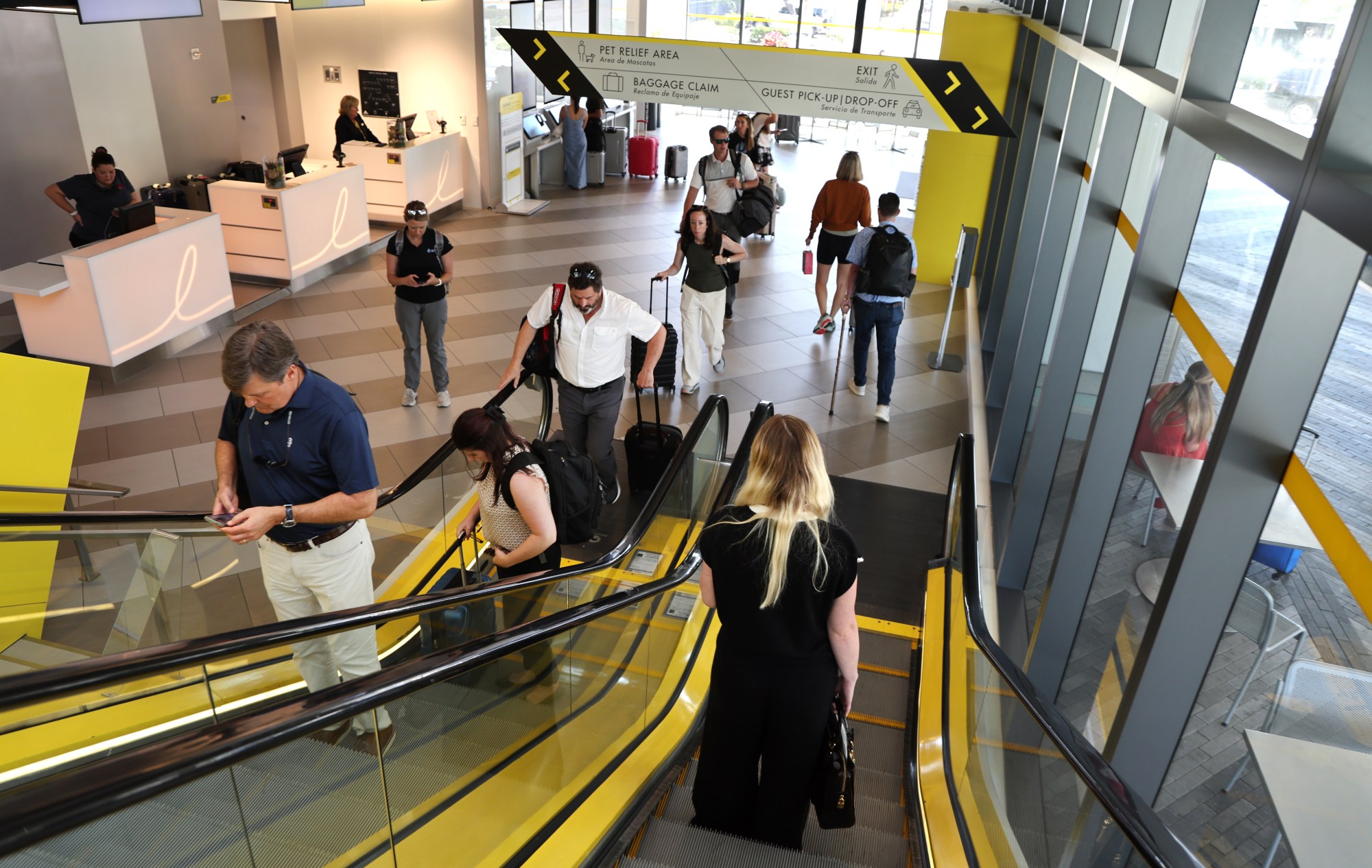Los pasajeros de Brightline se dirigen a la plataforma de embarque en la estación Brightline en West Palm Beach el martes 1 de abril de 2025. (Carline Jean / South Florida Sun Sentinel)
