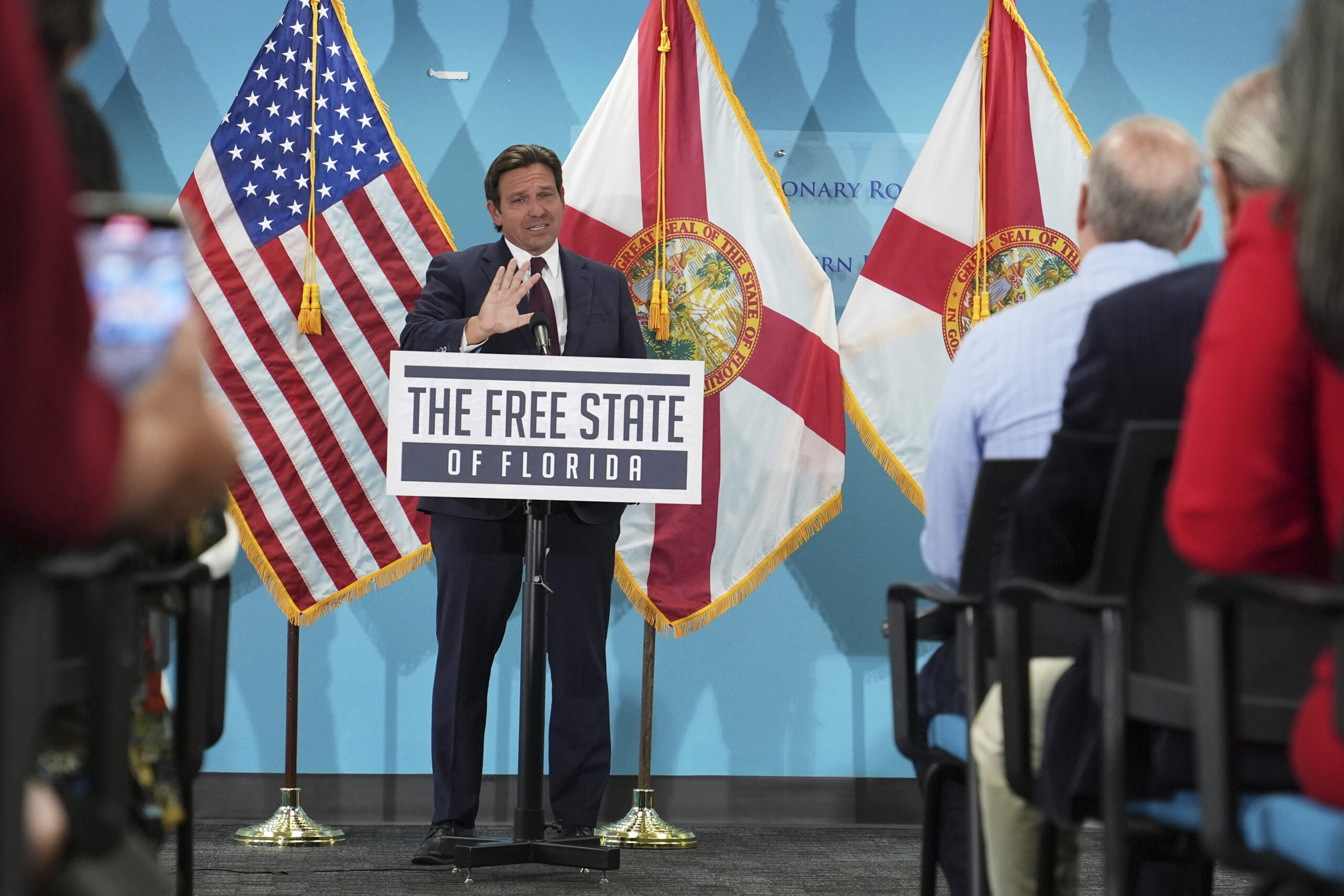 El gobernador de Florida, Ron DeSantis, habla durante un evento público en el que anunció que firmaría un proyecto de ley que prohíbe el uso de fluoruro en los sistemas de agua pública, el martes 6 de mayo de 2025, en Miami. (Photo AP/Lynne Sladky)