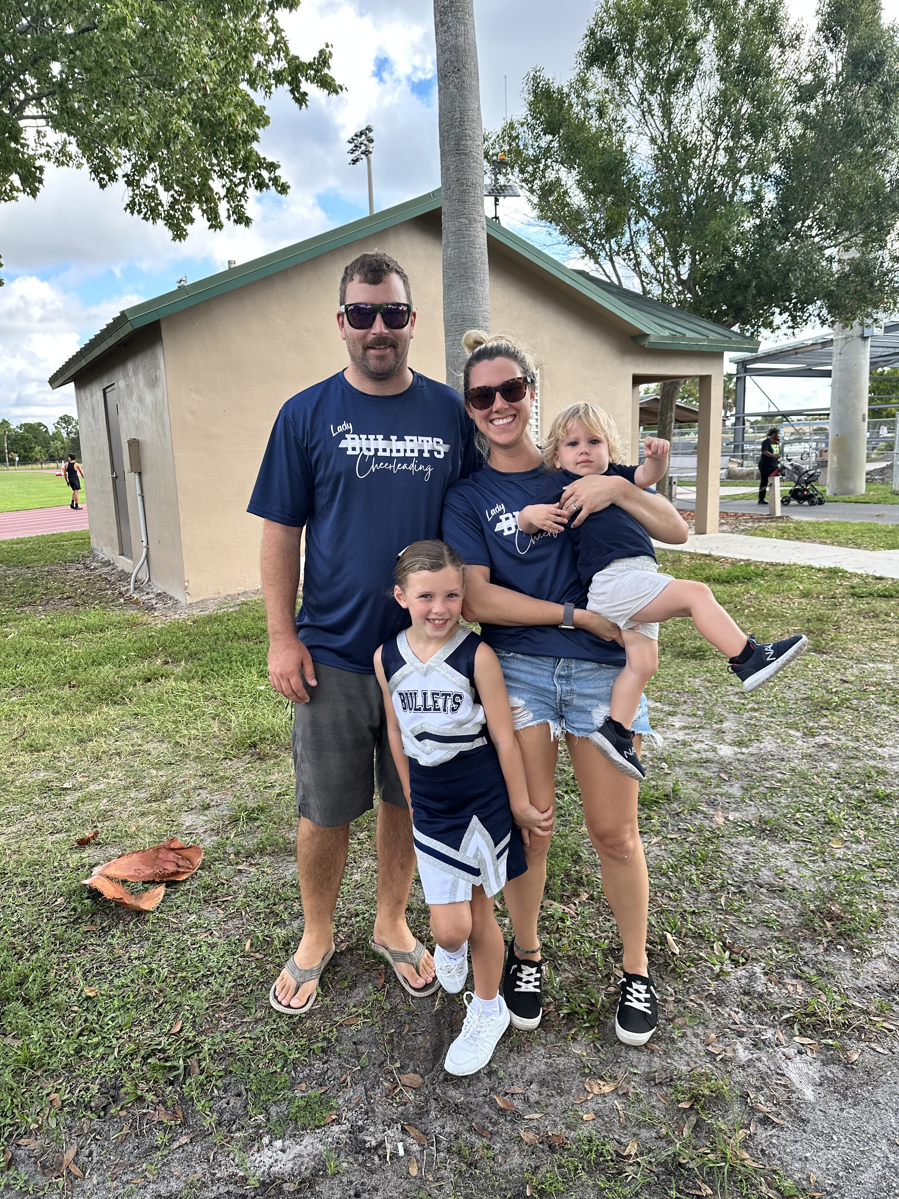 De izquierda a derecha: Dylan Luke, Samantha Luke y sus hijos, Samantha Luke y Bradley Luke. Parque deportivo. Port St. Lucie, Florida. 16 de septiembre de 2023. (Cortesía de la familia Luke)