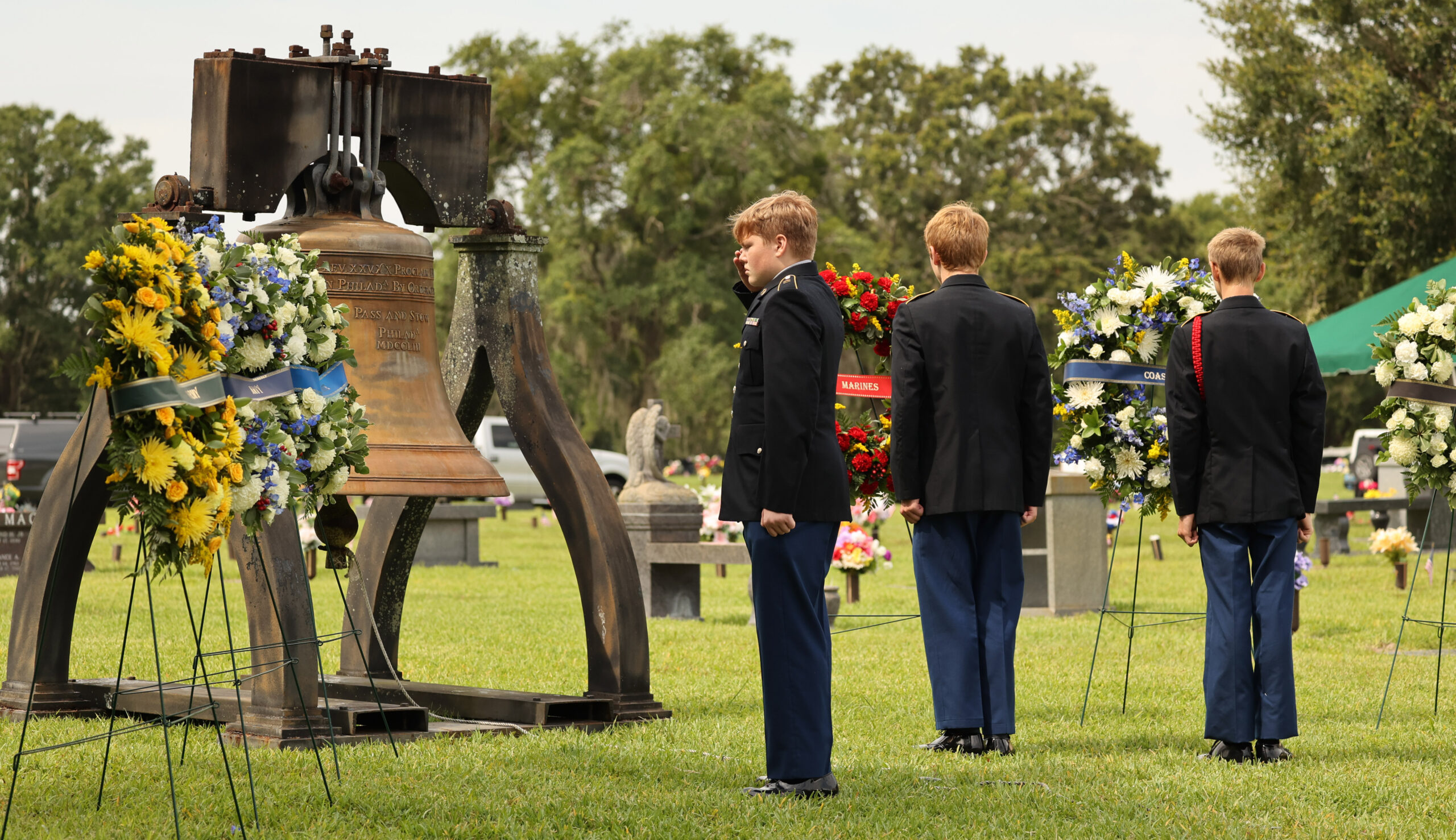 Los cadetes Jrotc de la Escuela Secundaria Windermere saludan las coronas de recuerdo durante la 73a ceremonia anual del Día de los Caídos en Woodlawn Memorial Park en Gotha en 2023. (Ricardo Ramirez Buxeda/Orlando Sentinel)